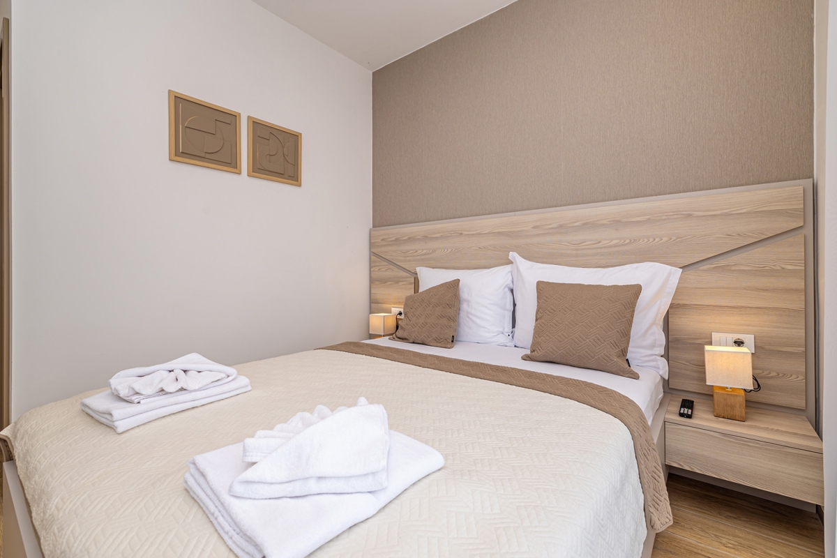 ISOLA DI KRK, OMIŠALJ - Moderna casa a due piani con piscina