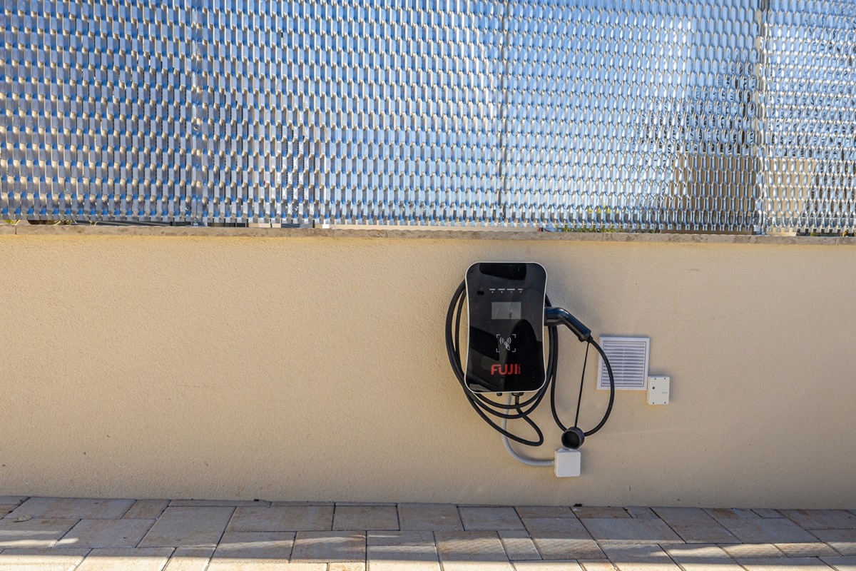 ISOLA DI KRK, OMIŠALJ - Moderna casa a due piani con piscina