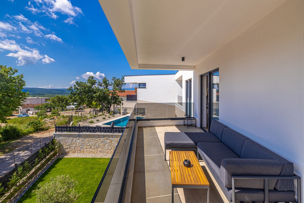 ISOLA DI KRK, OMIŠALJ - Moderna casa a due piani con piscina