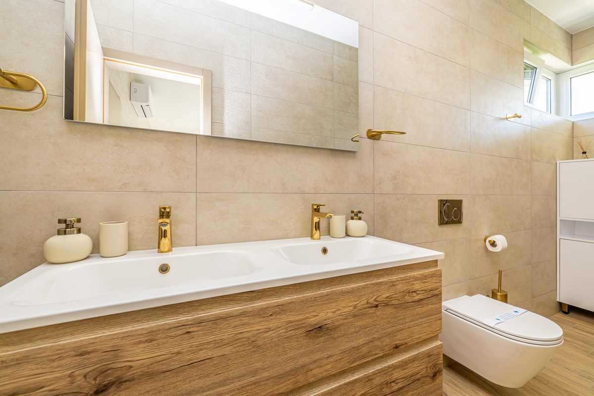 ISOLA DI KRK, OMIŠALJ - Moderna casa a due piani con piscina