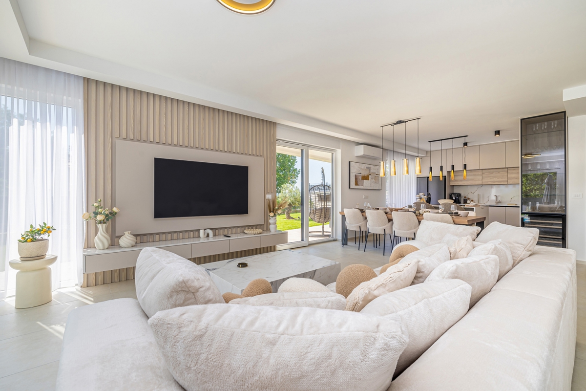 ISOLA DI KRK, OMIŠALJ - Moderna casa a due piani con piscina