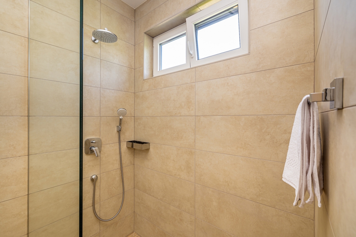 ISOLA DI KRK, OMIŠALJ - Moderna casa a due piani con piscina