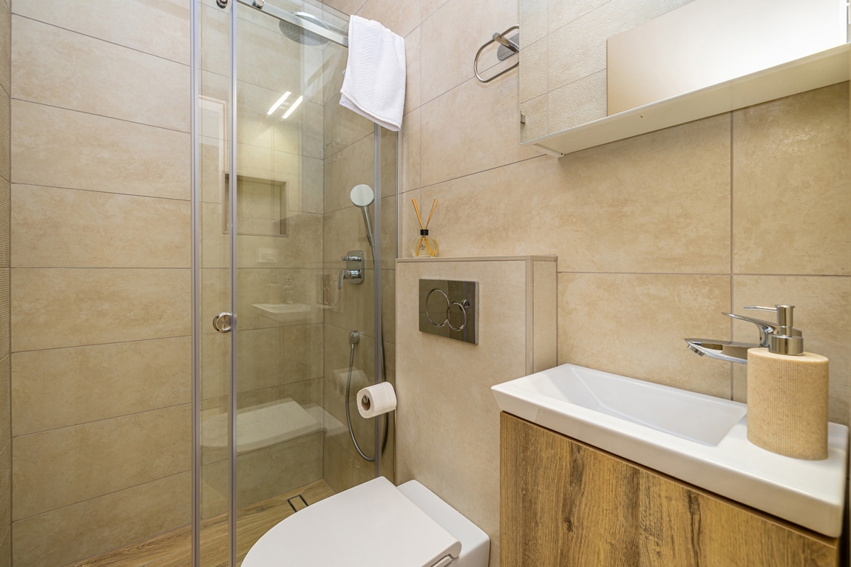 ISOLA DI KRK, OMIŠALJ - Moderna casa a due piani con piscina