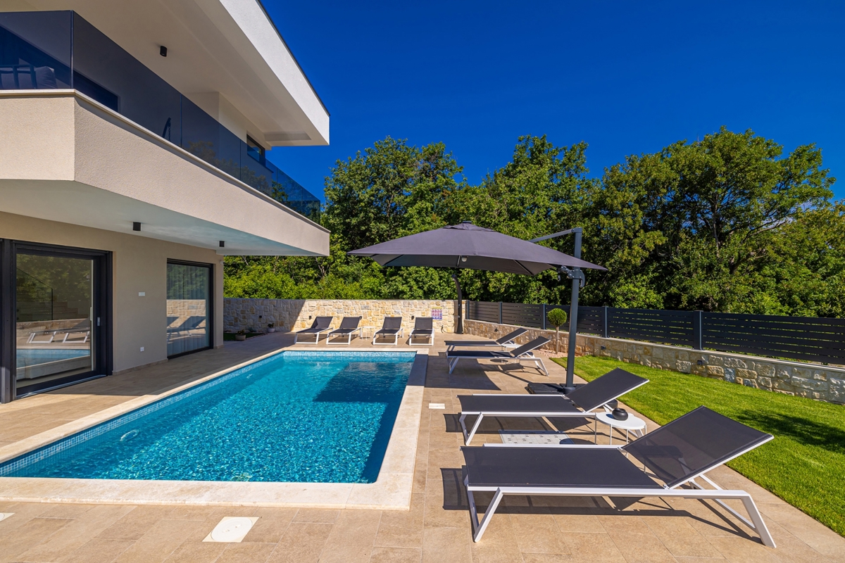ISOLA DI KRK, OMIŠALJ - Moderna casa a due piani con piscina
