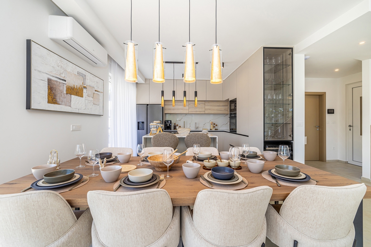 ISOLA DI KRK, OMIŠALJ - Moderna casa a due piani con piscina