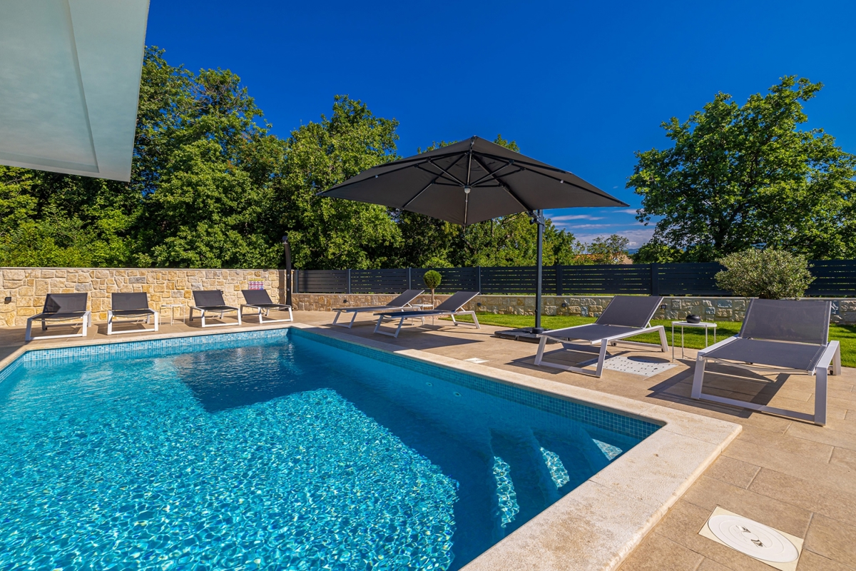 ISOLA DI KRK, OMIŠALJ - Moderna casa a due piani con piscina