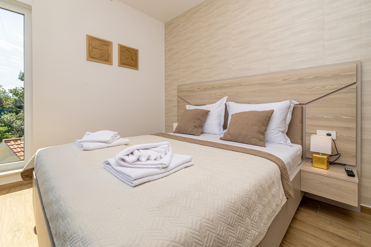 ISOLA DI KRK, OMIŠALJ - Moderna casa a due piani con piscina