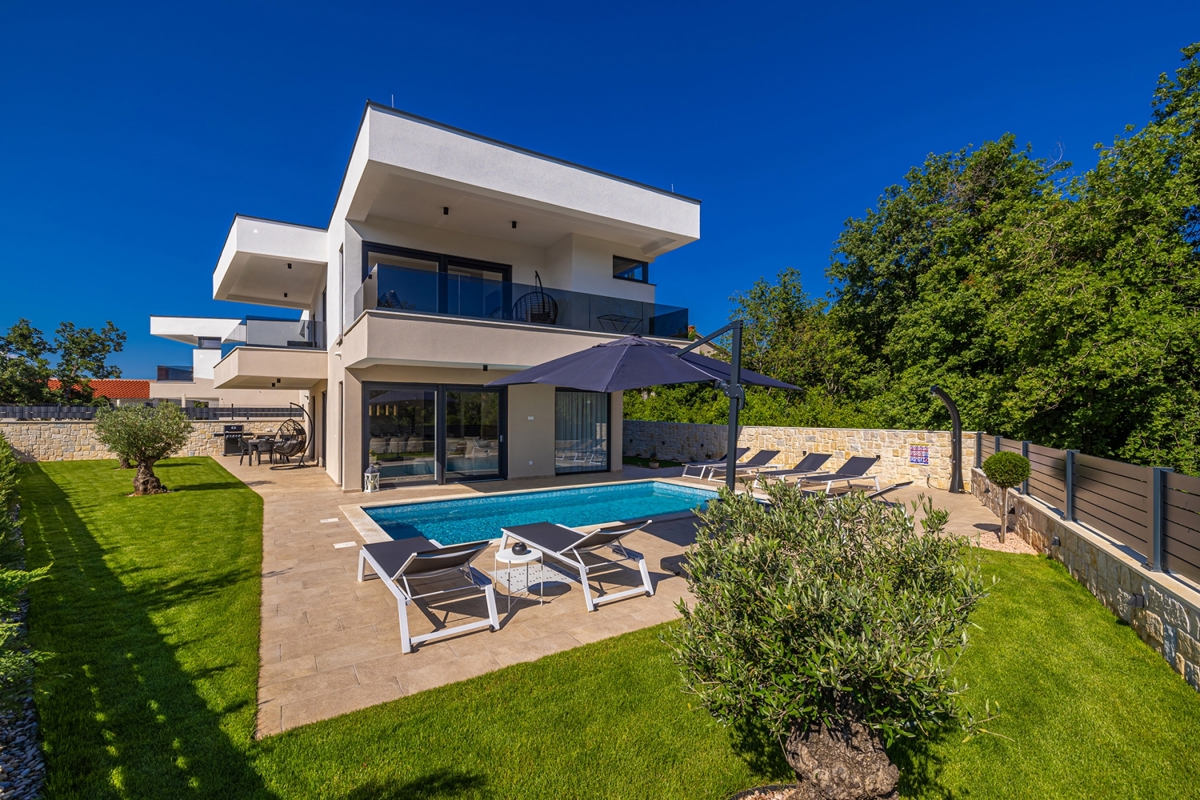 ISOLA DI KRK, OMIŠALJ - Moderna casa a due piani con piscina