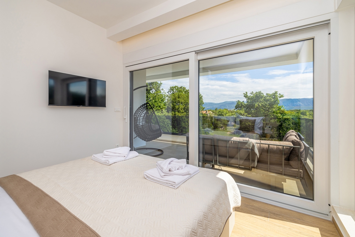 ISOLA DI KRK, OMIŠALJ - Moderna casa a due piani con piscina