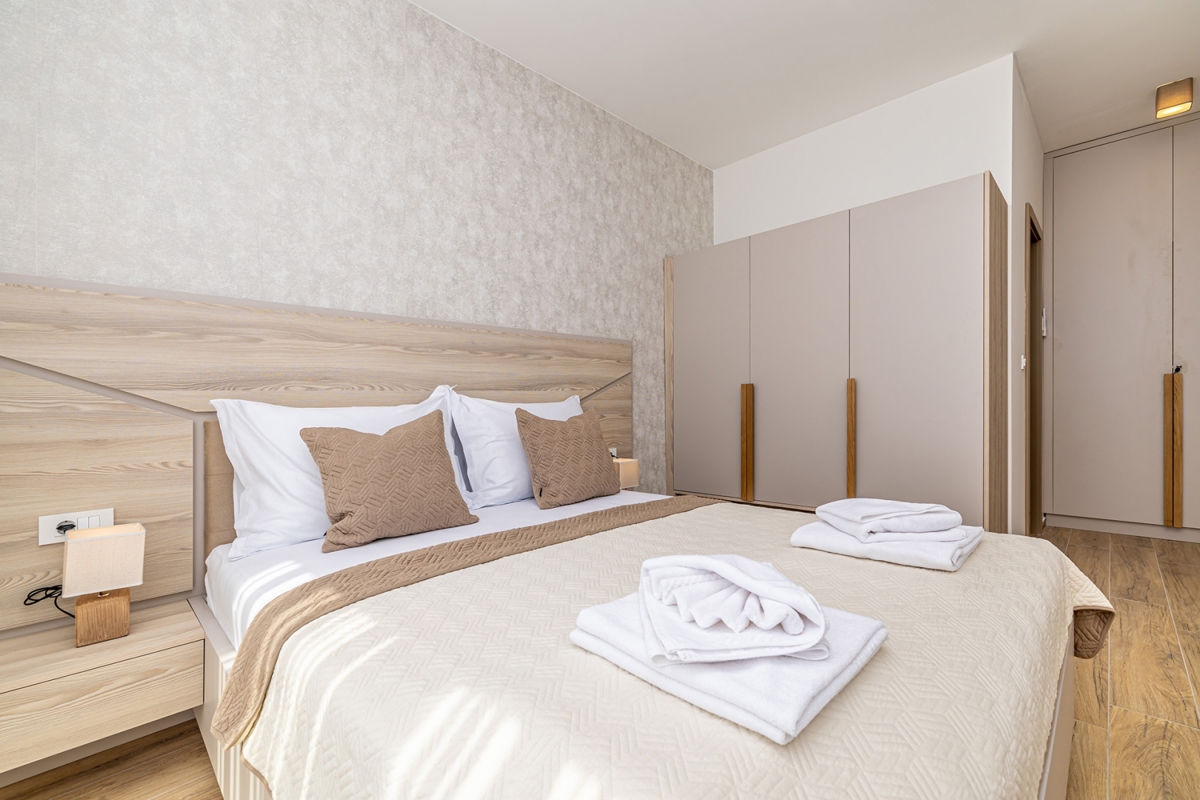 ISOLA DI KRK, OMIŠALJ - Moderna casa a due piani con piscina