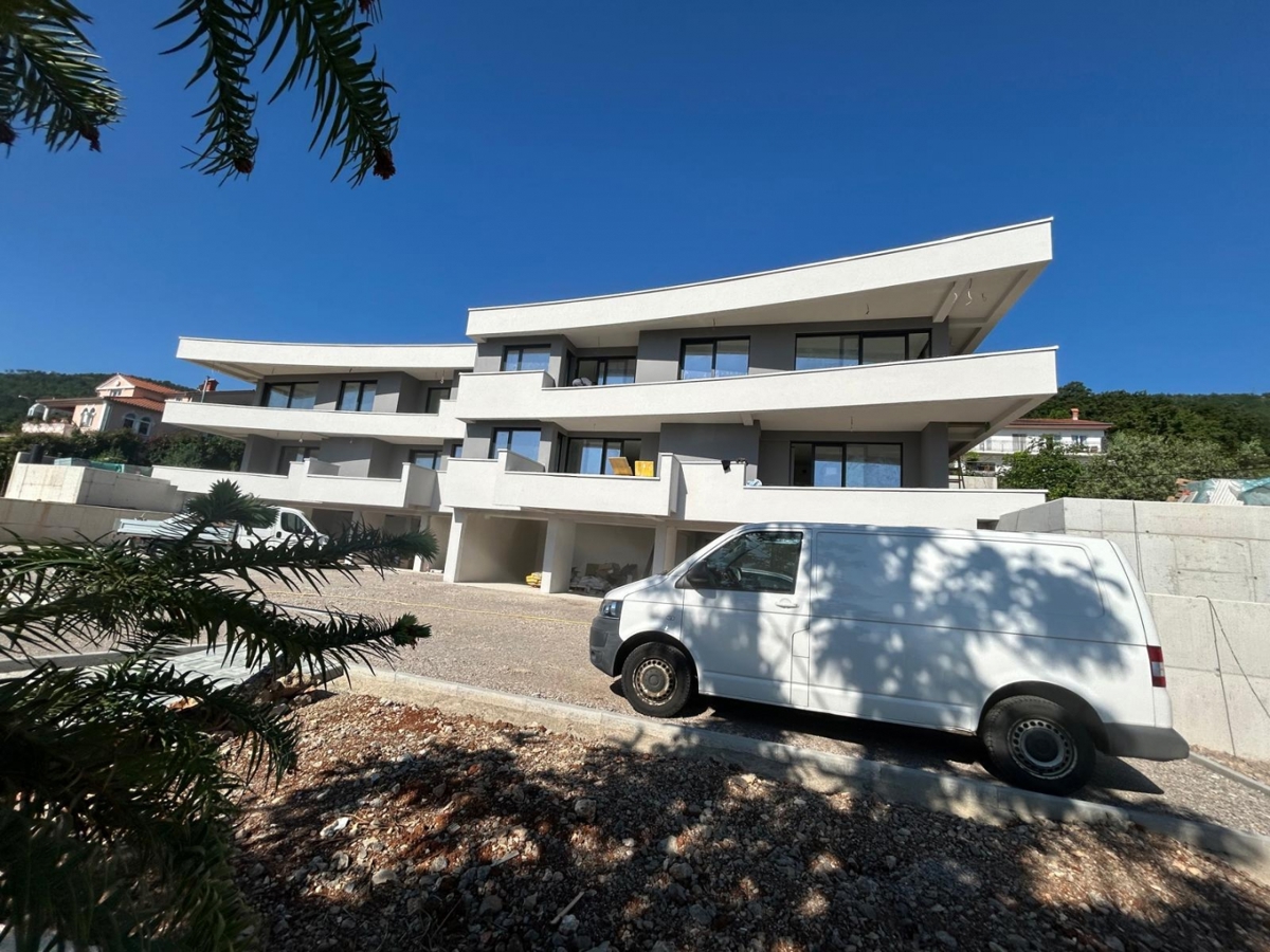 LOVRAN – Spazioso appartamento di lusso con grande terrazza e 3 camere da letto, a 350 m dal mare