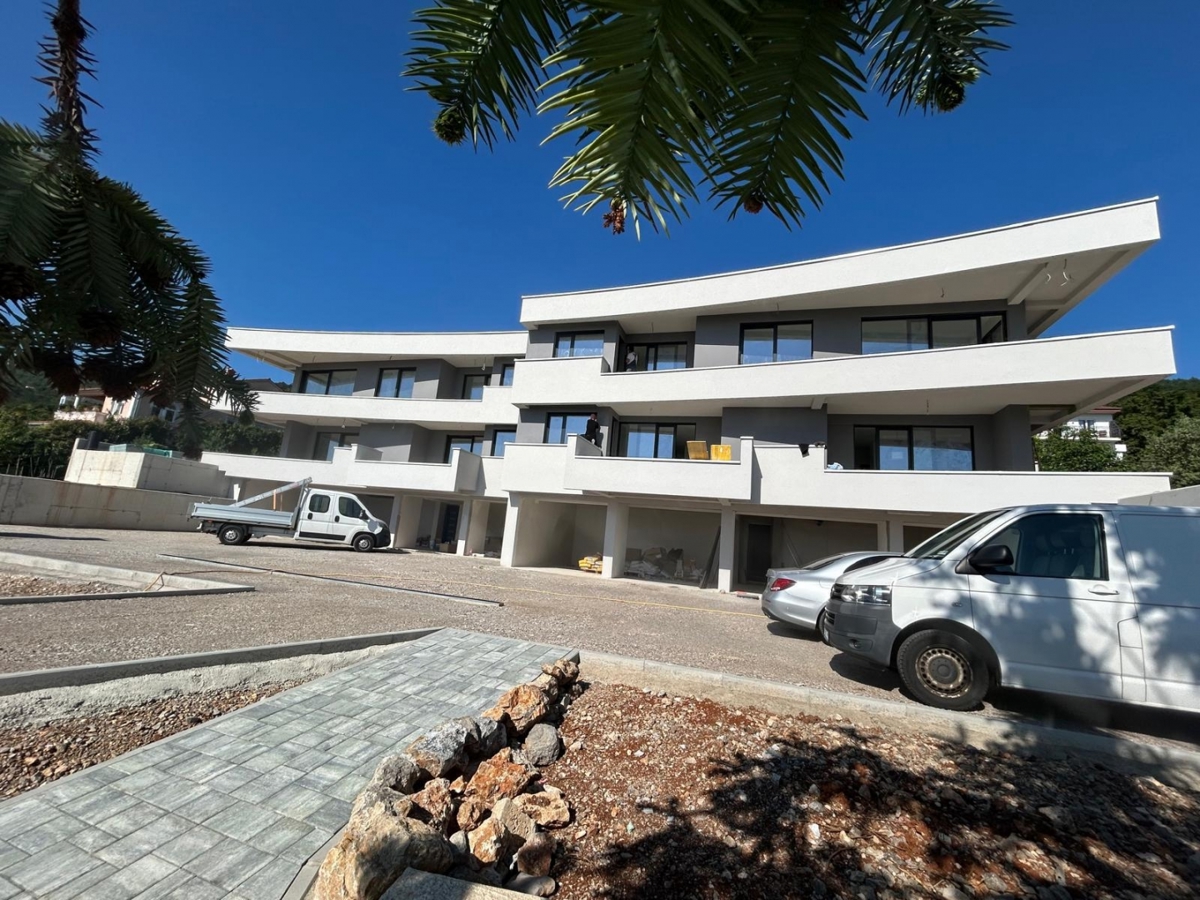 LOVRAN – Spazioso appartamento di lusso con grande terrazza e 3 camere da letto, a 350 m dal mare