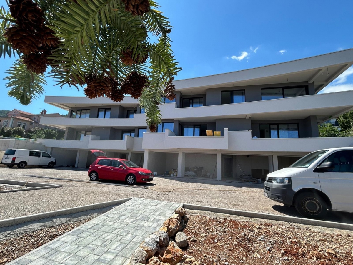 LOVRAN – Moderno appartamento al piano terra con giardino e terrazza, a 350 m dal mare