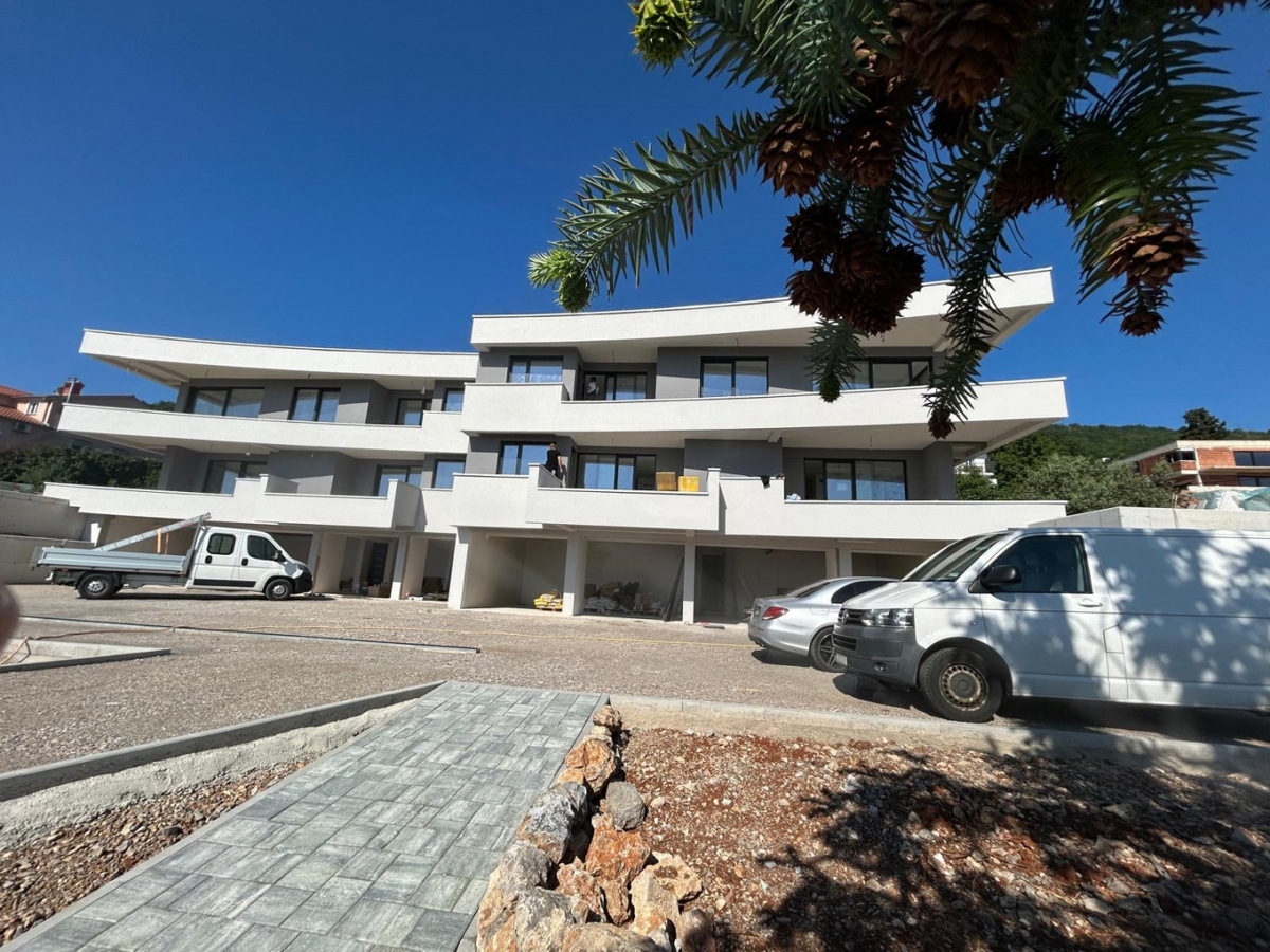 LOVRAN – Moderno appartamento al piano terra con giardino e terrazza, a 350 m dal mare