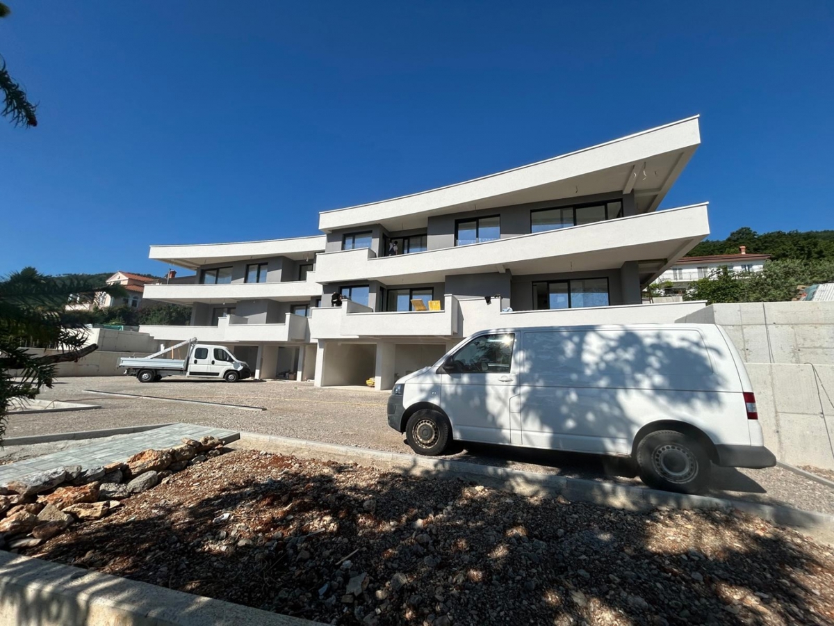 LOVRAN – Moderno appartamento al piano terra con giardino e terrazza, a 350 m dal mare