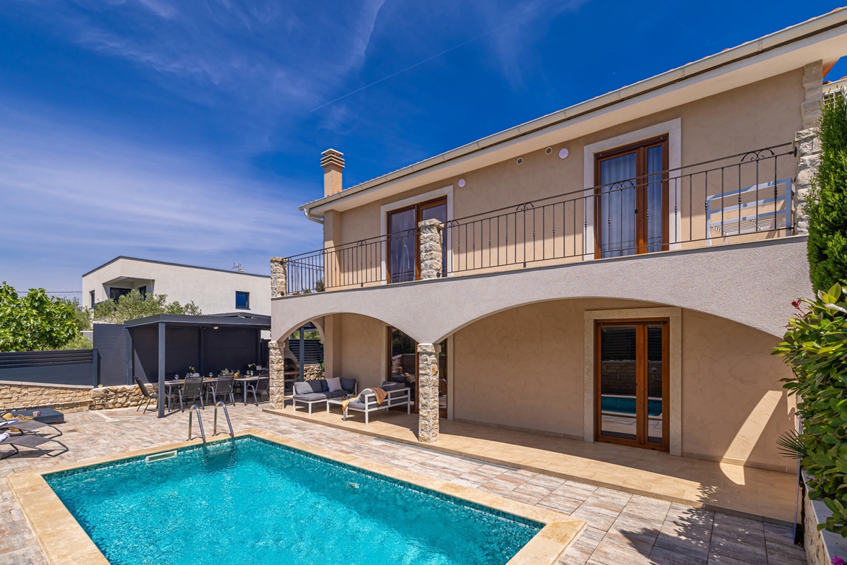 ISOLA DI KRK - Casa bifamiliare autoctona con piscina e vista mare