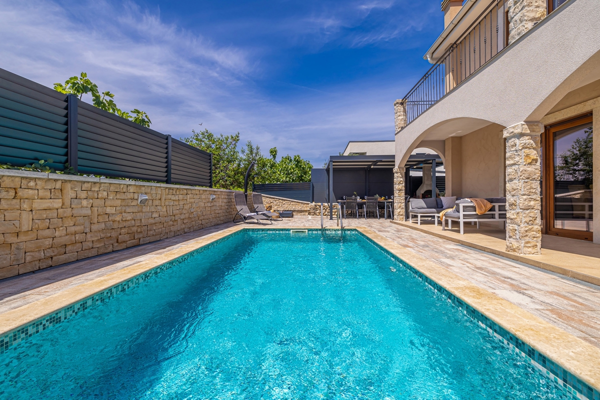 ISOLA DI KRK - Casa bifamiliare autoctona con piscina e vista mare