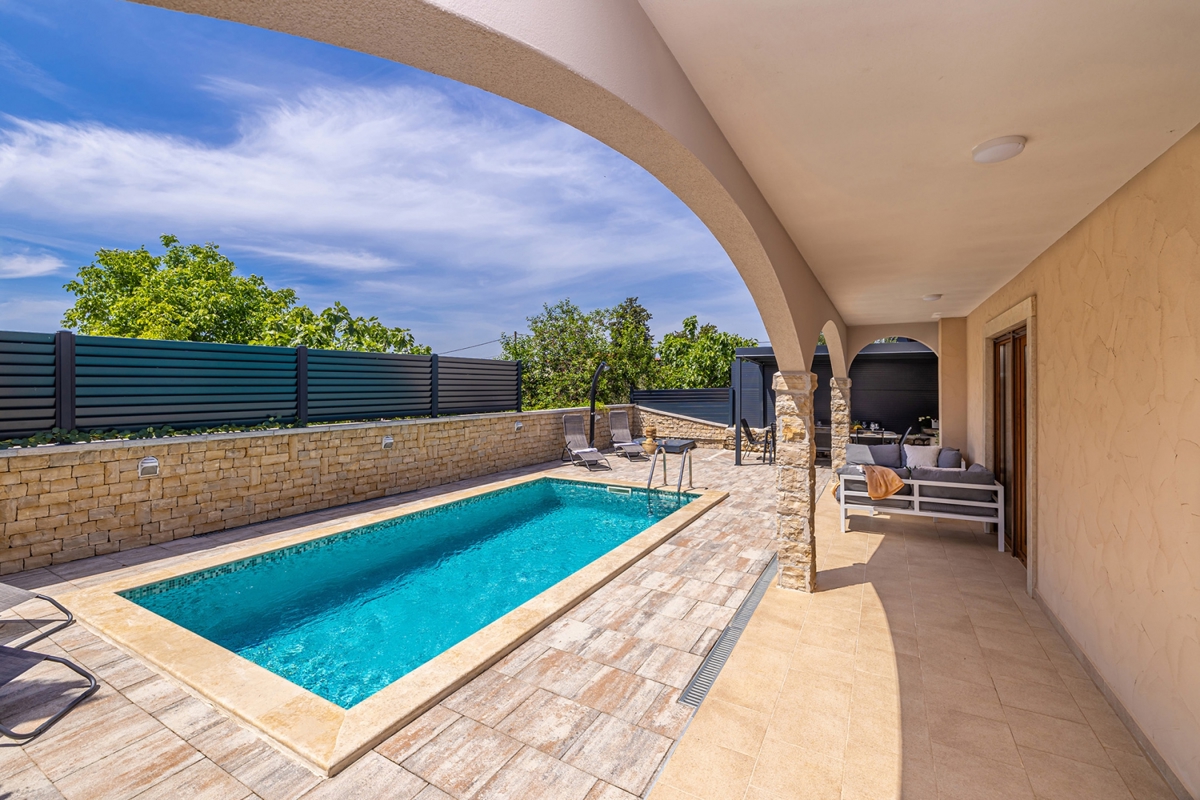 ISOLA DI KRK - Casa bifamiliare autoctona con piscina e vista mare