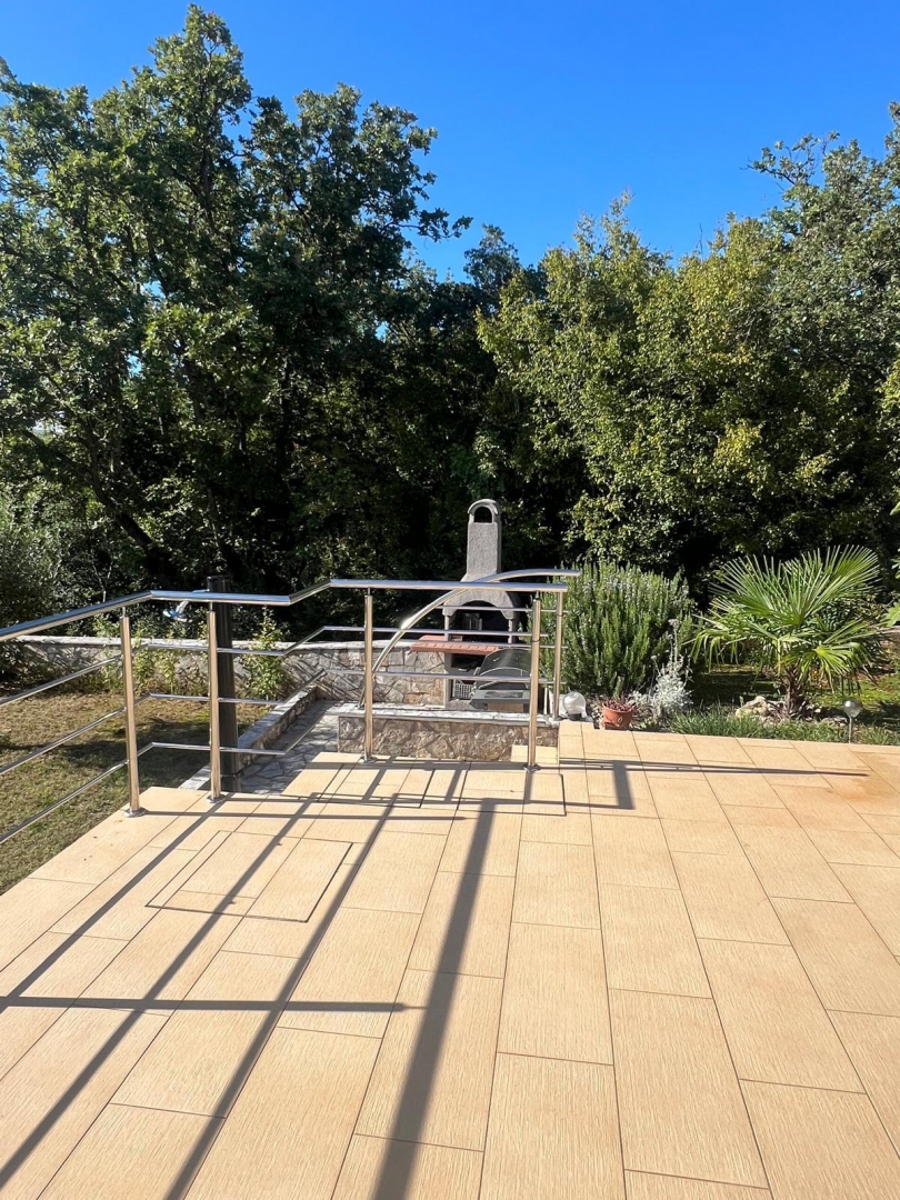 ISOLA DI KRK, PINEZIĆI - Appartamento al piano terra con vista mare