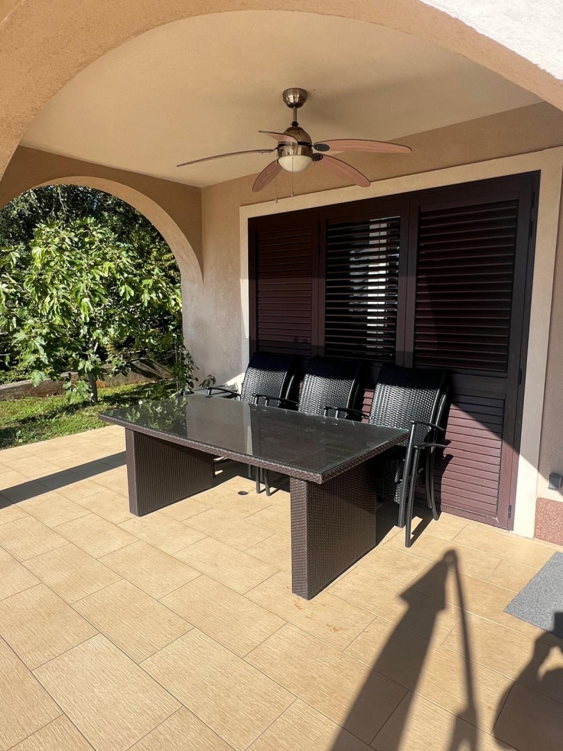 ISOLA DI KRK, PINEZIĆI - Appartamento al piano terra con vista mare