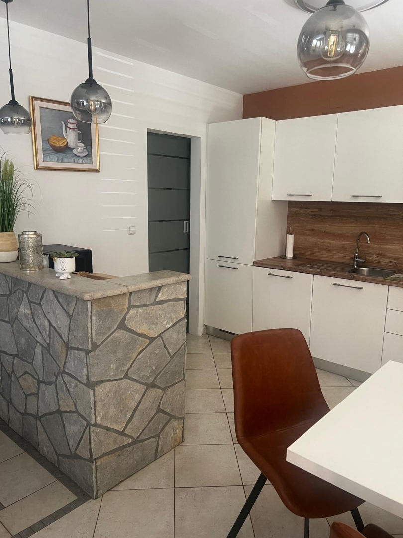 ISOLA DI KRK, PINEZIĆI - Appartamento al piano terra con vista mare