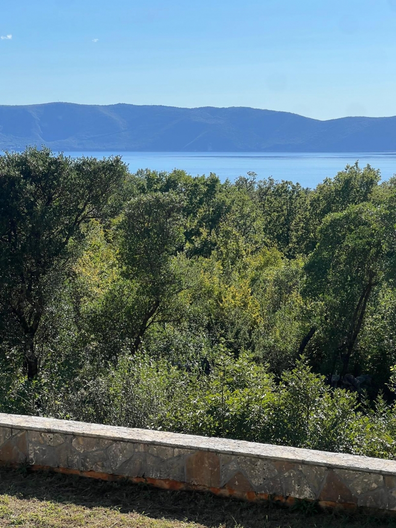 ISOLA DI KRK, PINEZIĆI - Appartamento al piano terra con vista mare
