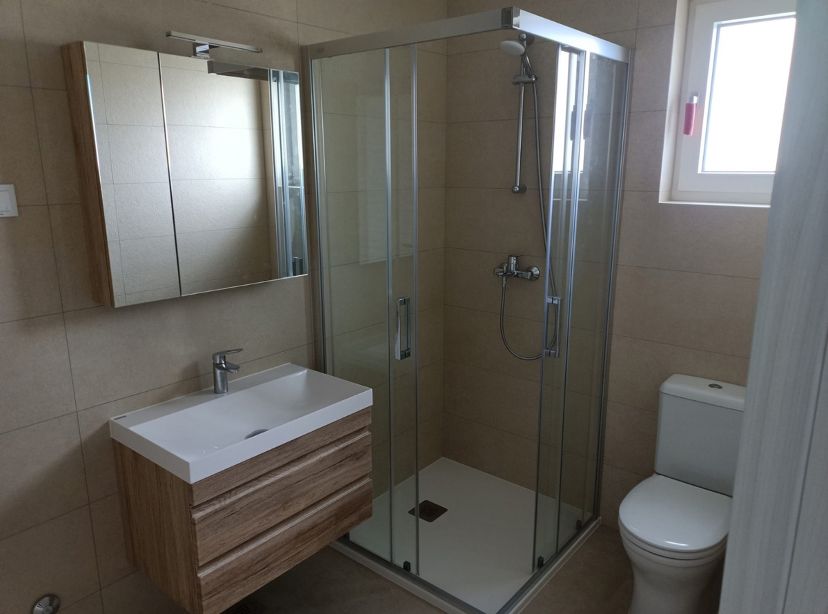 ISOLA DI PAG, POVLJANA - Appartamento al piano terra con giardino