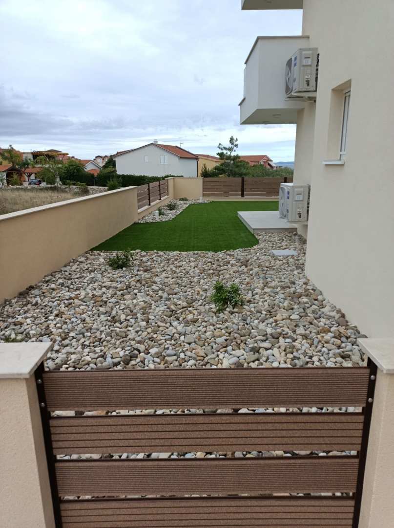 ISOLA DI PAG, POVLJANA - Appartamento al piano terra con giardino