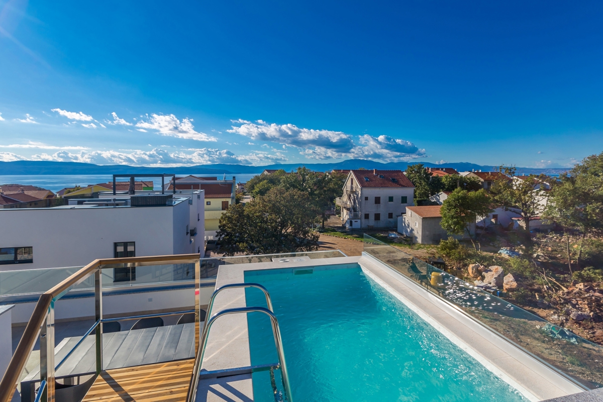 ISOLA DI KRK, NJIVICE - Lussuoso appartamento su due piani con piscina sul tetto e vista sul mare