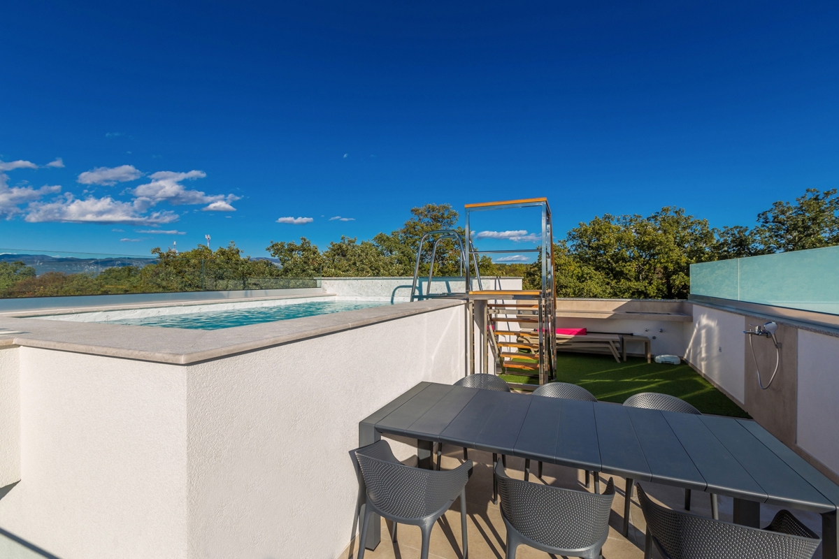 ISOLA DI KRK, NJIVICE - Lussuoso appartamento su due piani con piscina sul tetto e vista sul mare