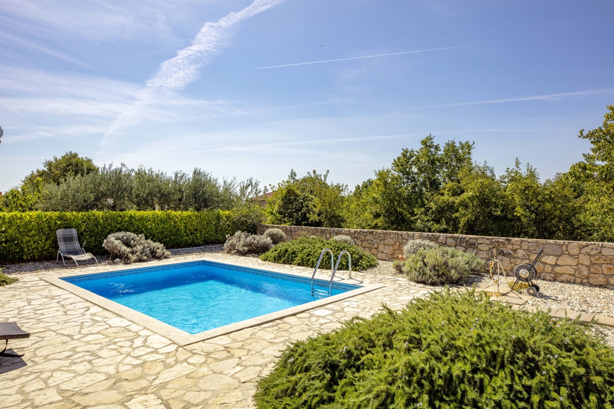 ISOLA DI KRK, LINARDIĆI - Casa con piscina e vista mare