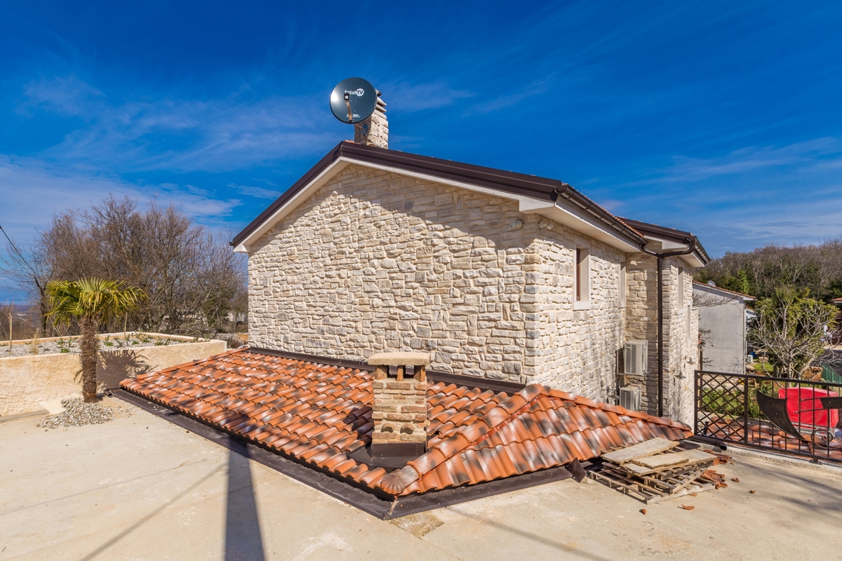 ISOLA DI KRK – Autentica villa in pietra con piscina in posizione tranquilla