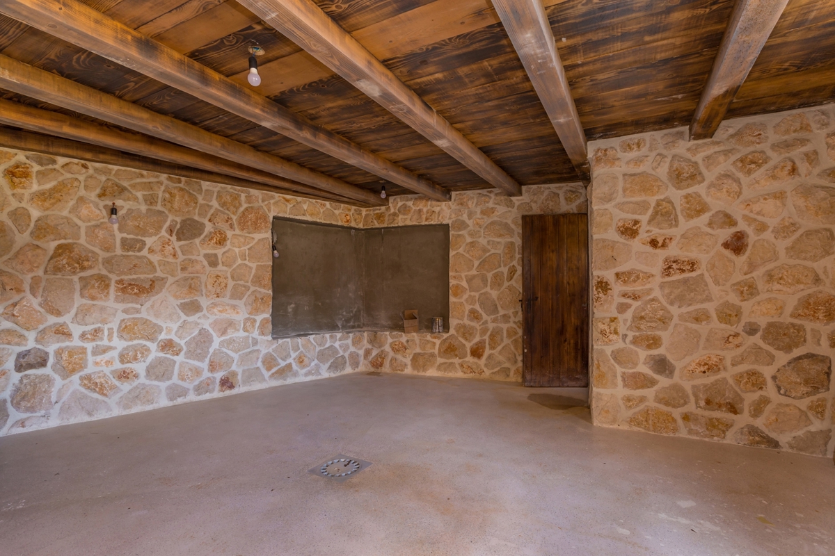 ISOLA DI KRK – Autentica villa in pietra con piscina in posizione tranquilla
