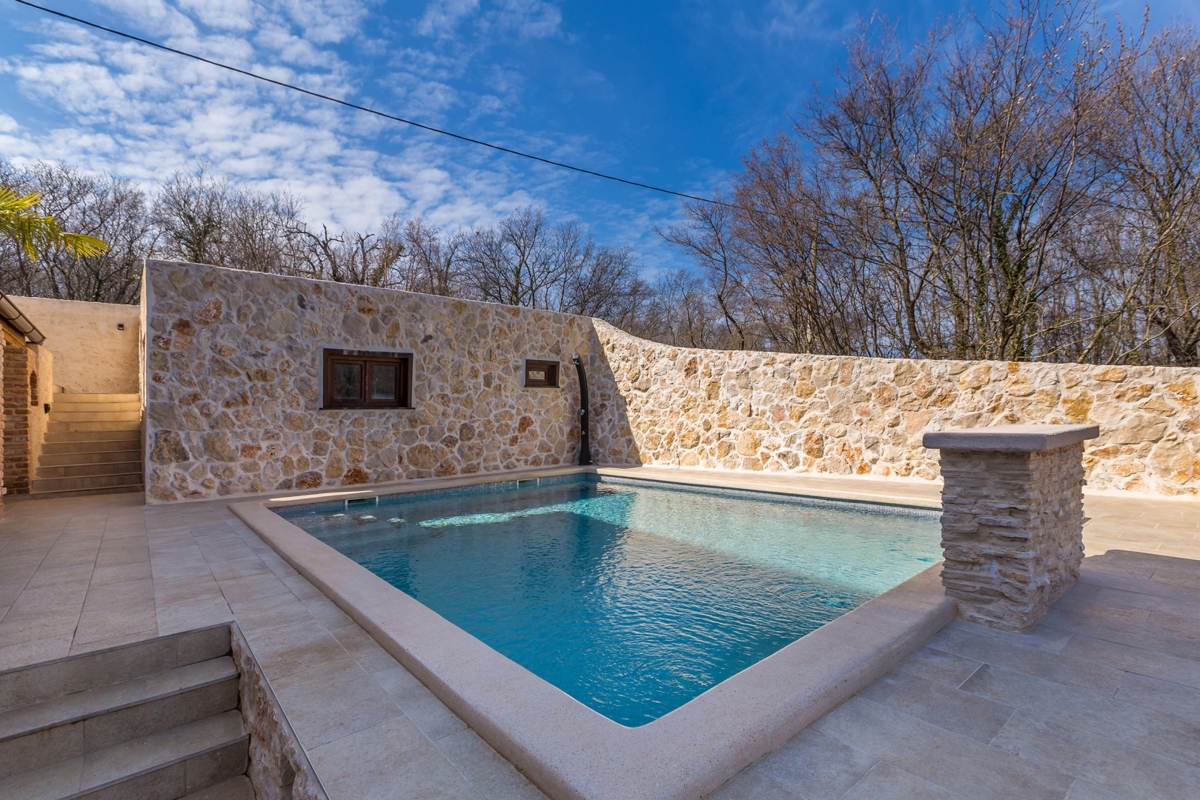 ISOLA DI KRK – Autentica villa in pietra con piscina in posizione tranquilla