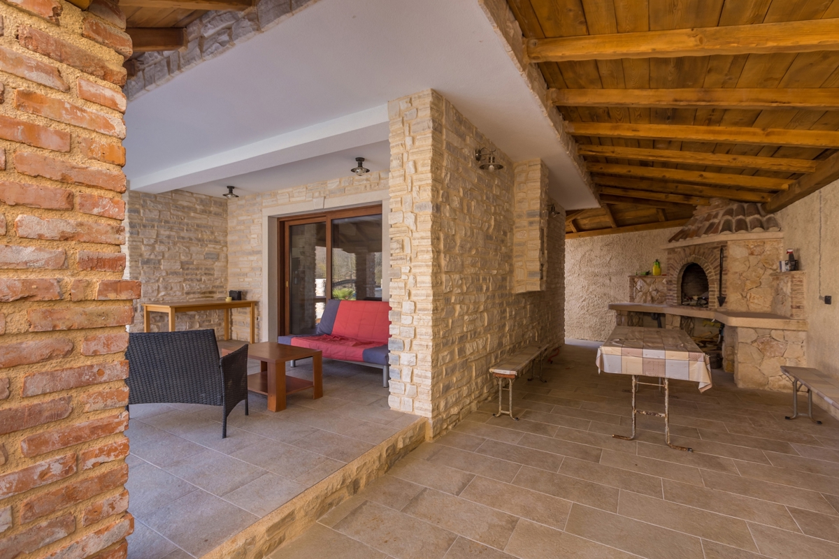 ISOLA DI KRK – Autentica villa in pietra con piscina in posizione tranquilla