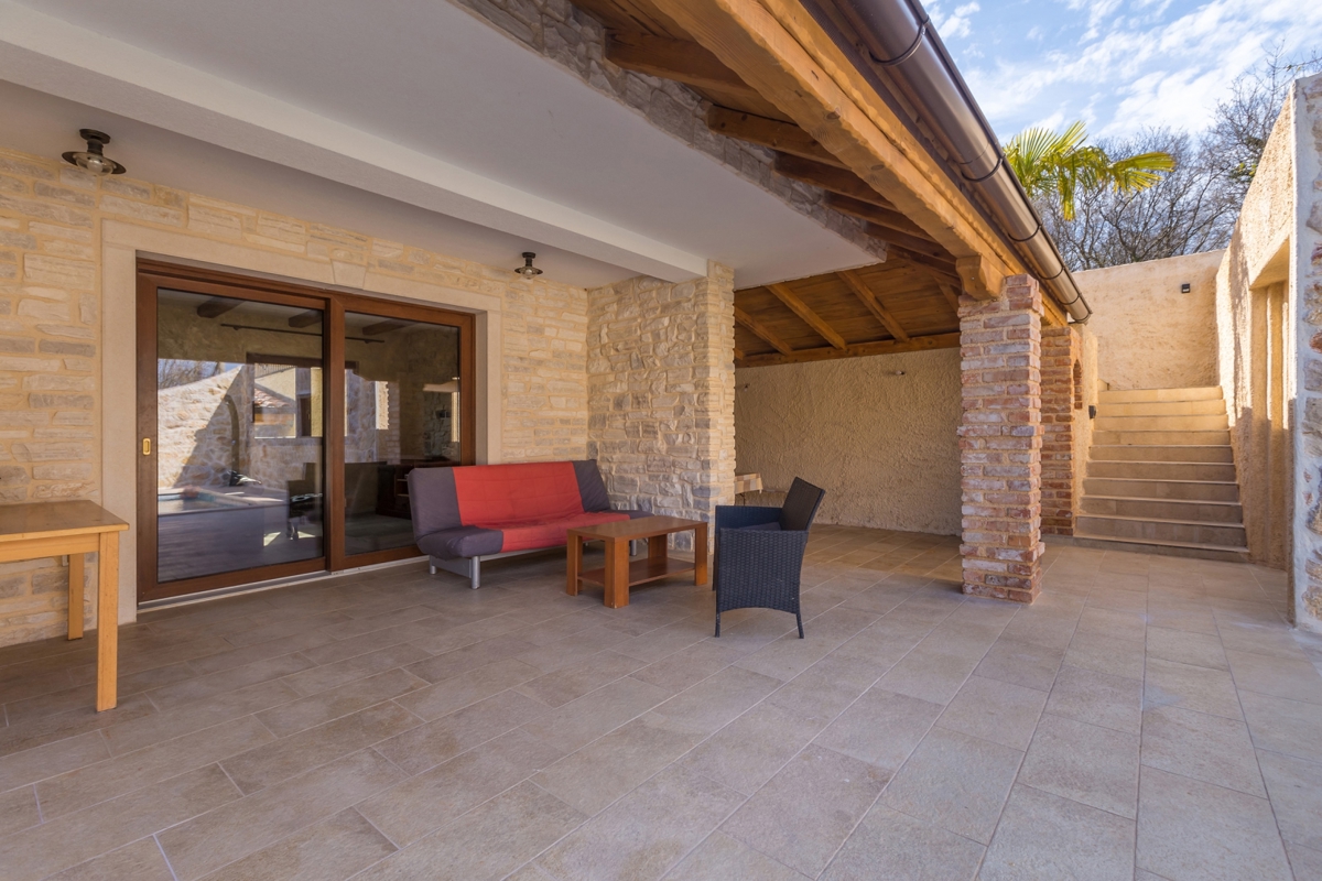 ISOLA DI KRK – Autentica villa in pietra con piscina in posizione tranquilla