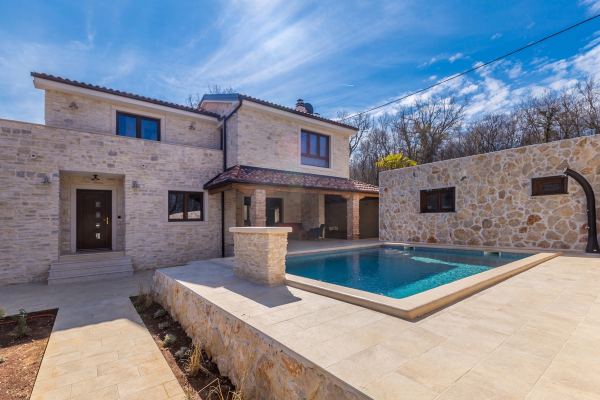 ISOLA DI KRK – Autentica villa in pietra con piscina in posizione tranquilla