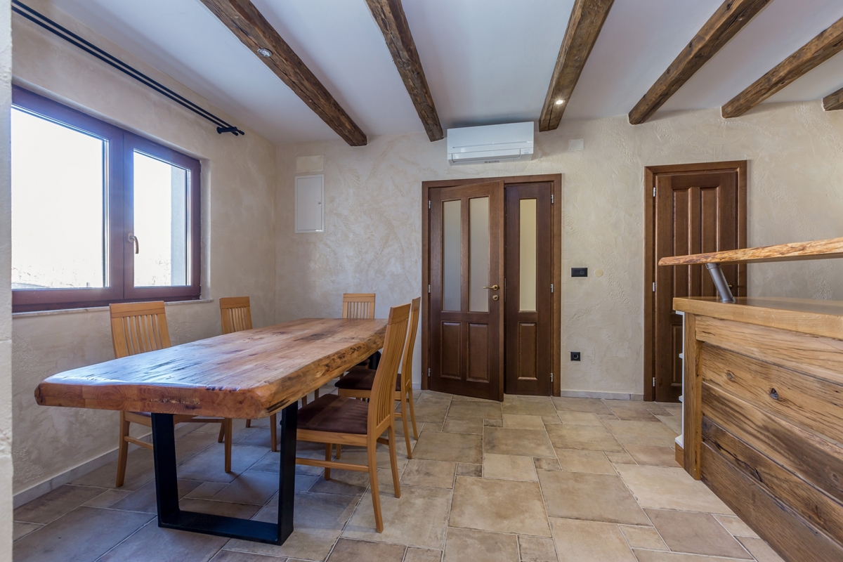 ISOLA DI KRK – Autentica villa in pietra con piscina in posizione tranquilla