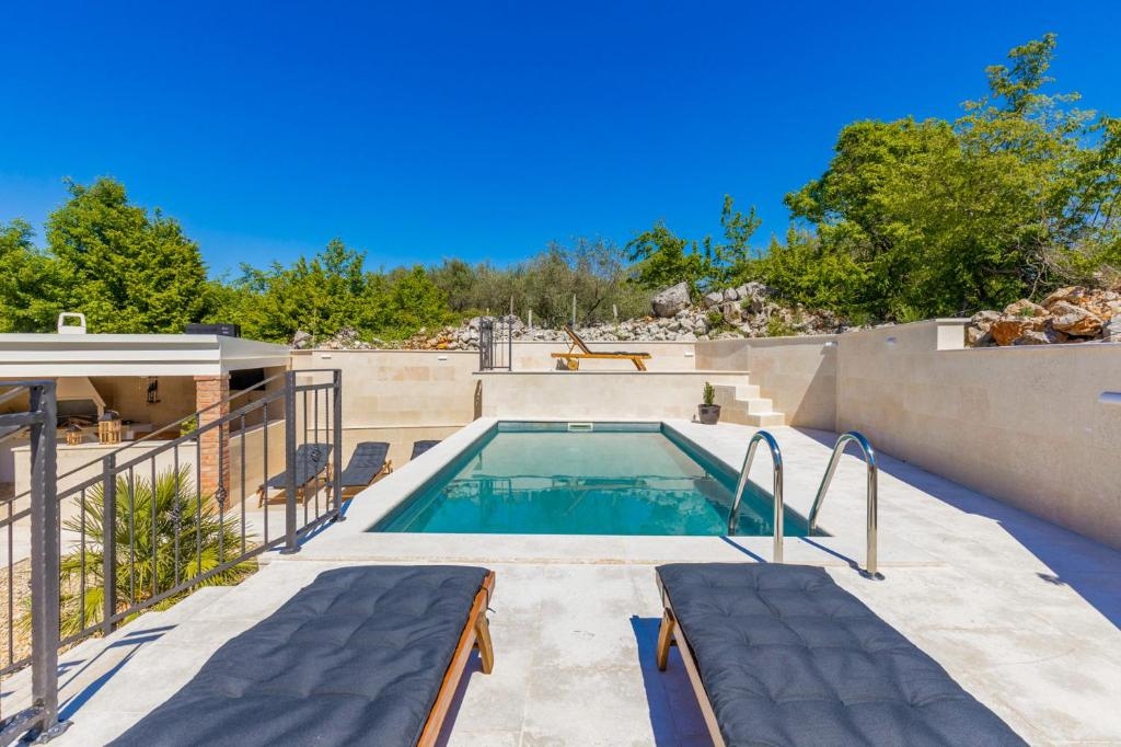 MALINSKA, ISOLA DI KRK – Affascinante casa in pietra con piscina e giardino paesaggistico