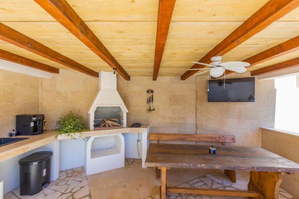MALINSKA, ISOLA DI KRK – Affascinante casa in pietra con piscina e giardino paesaggistico
