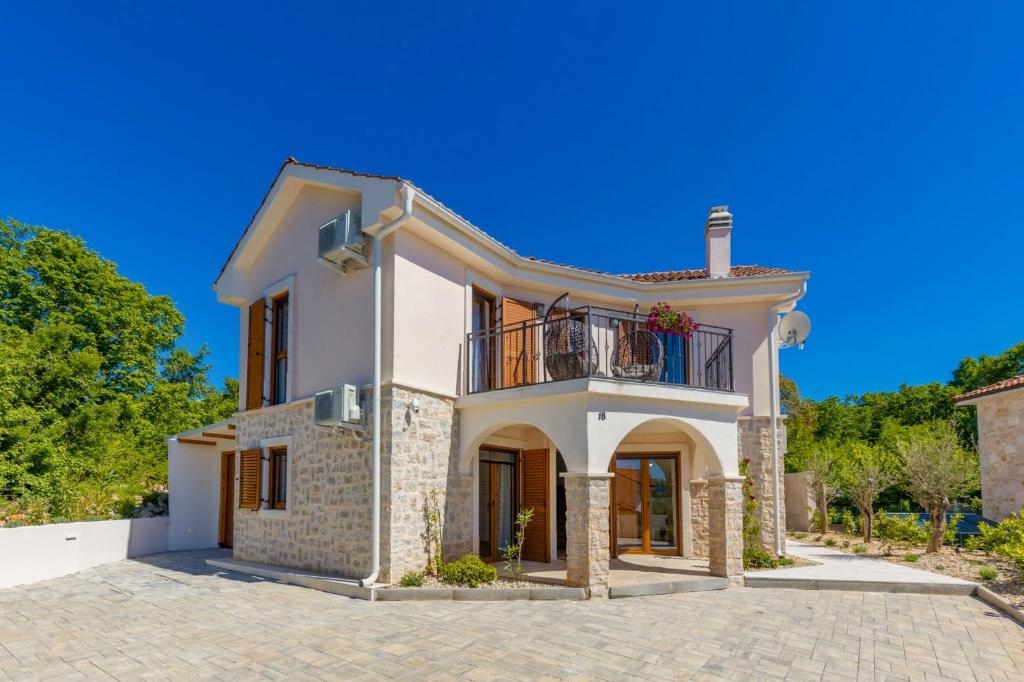 MALINSKA, ISOLA DI KRK – Affascinante casa in pietra con piscina e giardino paesaggistico