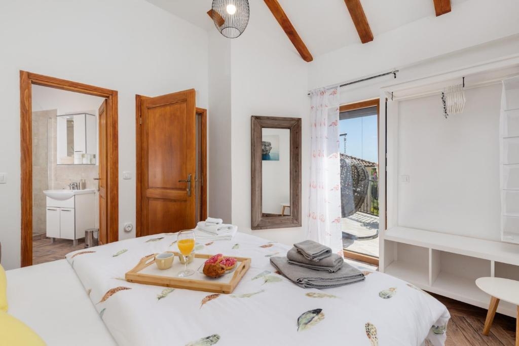 MALINSKA, ISOLA DI KRK – Affascinante casa in pietra con piscina e giardino paesaggistico