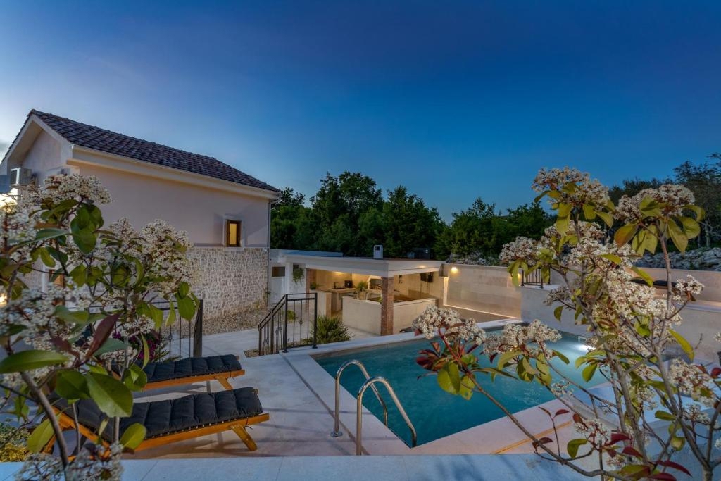 MALINSKA, ISOLA DI KRK – Affascinante casa in pietra con piscina e giardino paesaggistico