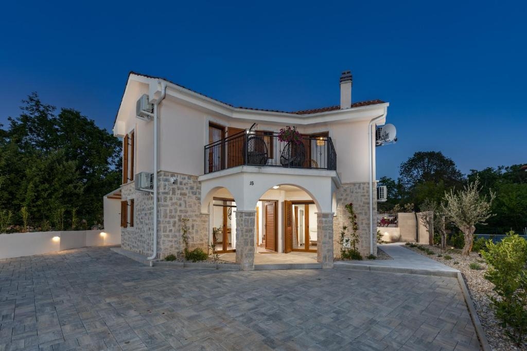 MALINSKA, ISOLA DI KRK – Affascinante casa in pietra con piscina e giardino paesaggistico