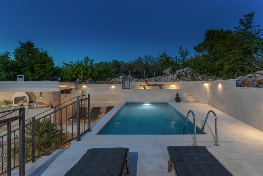 MALINSKA, ISOLA DI KRK – Affascinante casa in pietra con piscina e giardino paesaggistico