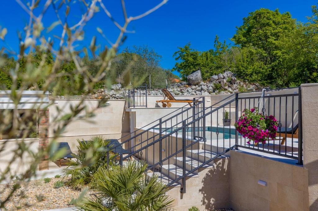 MALINSKA, ISOLA DI KRK – Affascinante casa in pietra con piscina e giardino paesaggistico