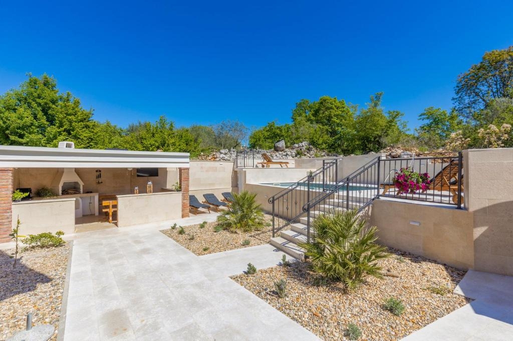 MALINSKA, ISOLA DI KRK – Affascinante casa in pietra con piscina e giardino paesaggistico