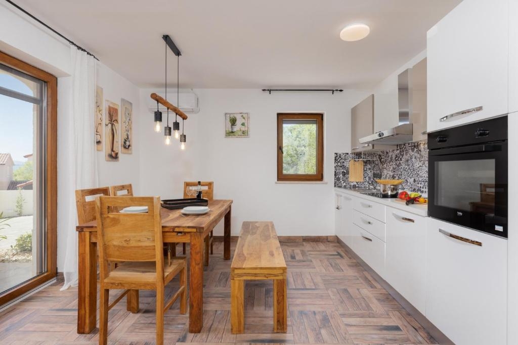 MALINSKA, ISOLA DI KRK – Affascinante casa in pietra con piscina e giardino paesaggistico
