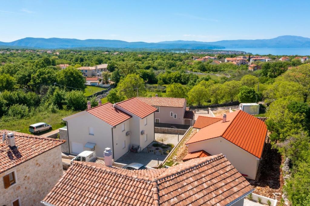 MALINSKA, ISOLA DI KRK – Affascinante casa in pietra con piscina e giardino paesaggistico