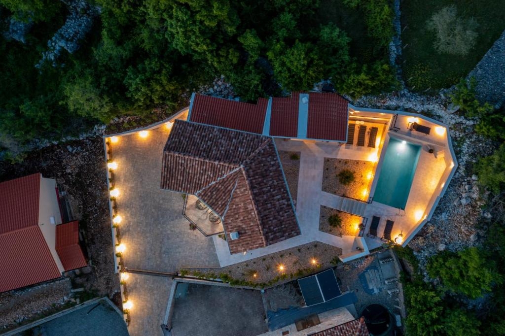 MALINSKA, ISOLA DI KRK – Affascinante casa in pietra con piscina e giardino paesaggistico